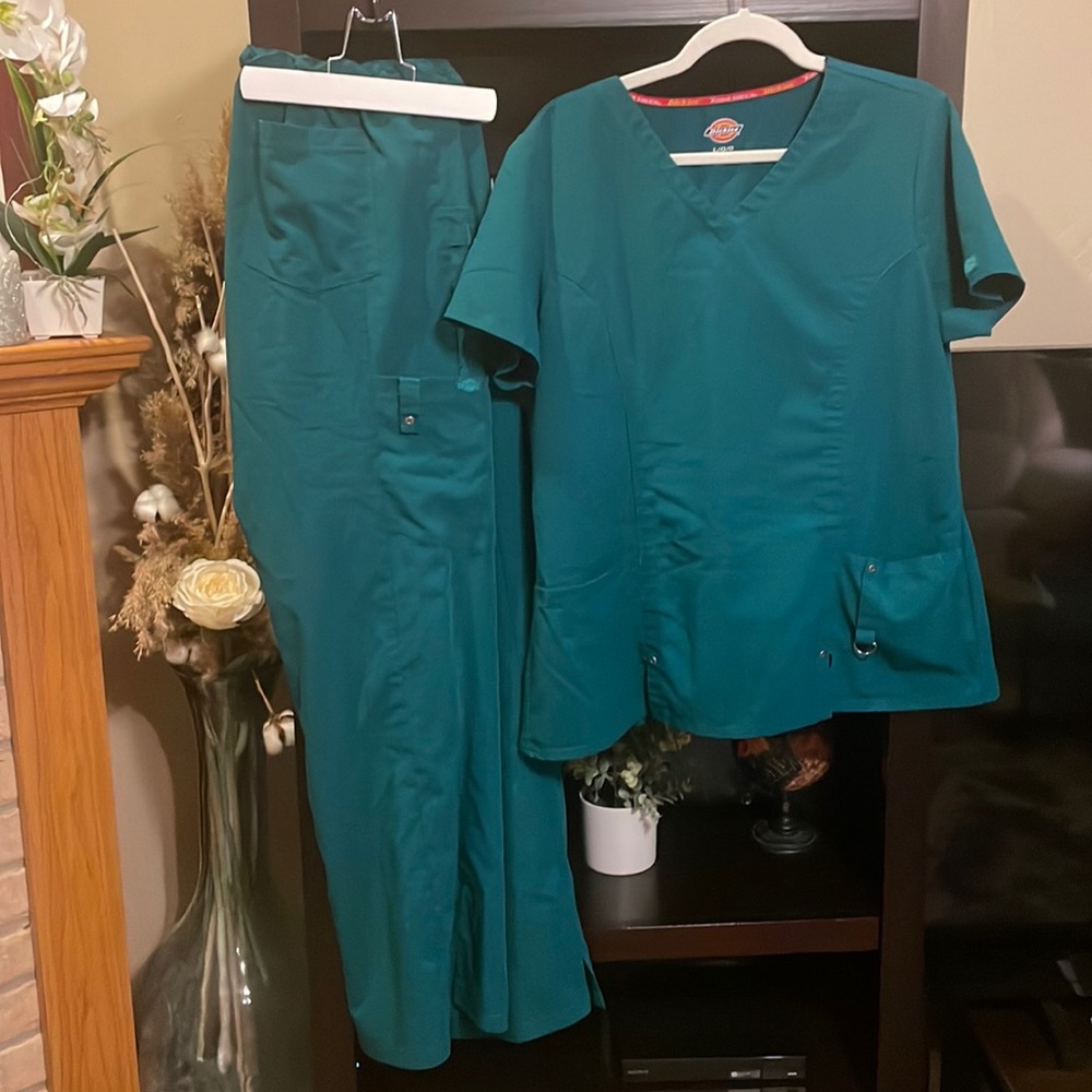 Womens Dickies scrub set.  Size large
